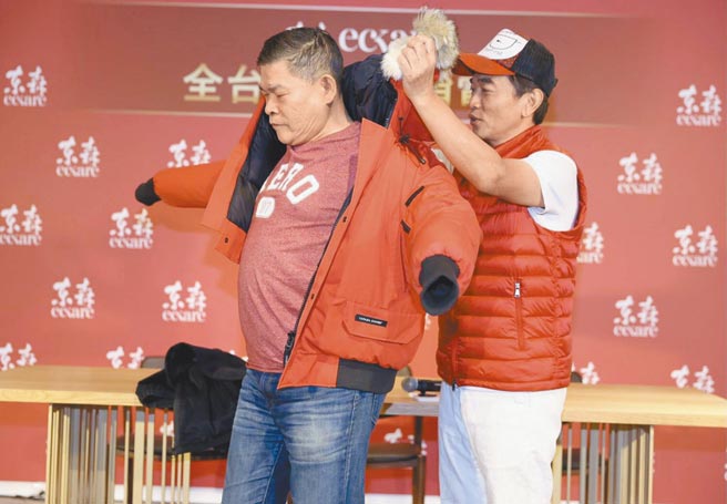 吳宗憲（右）暖心為澎恰恰穿上紅色外套。（東森提供）