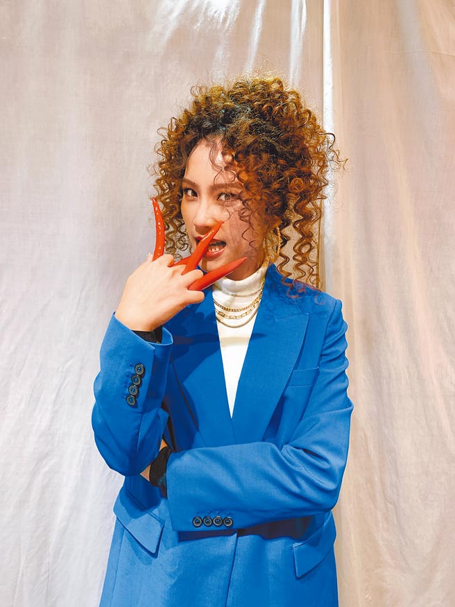 吕蔷跨年夜吞辣椒御寒。（avex taiwan提供）