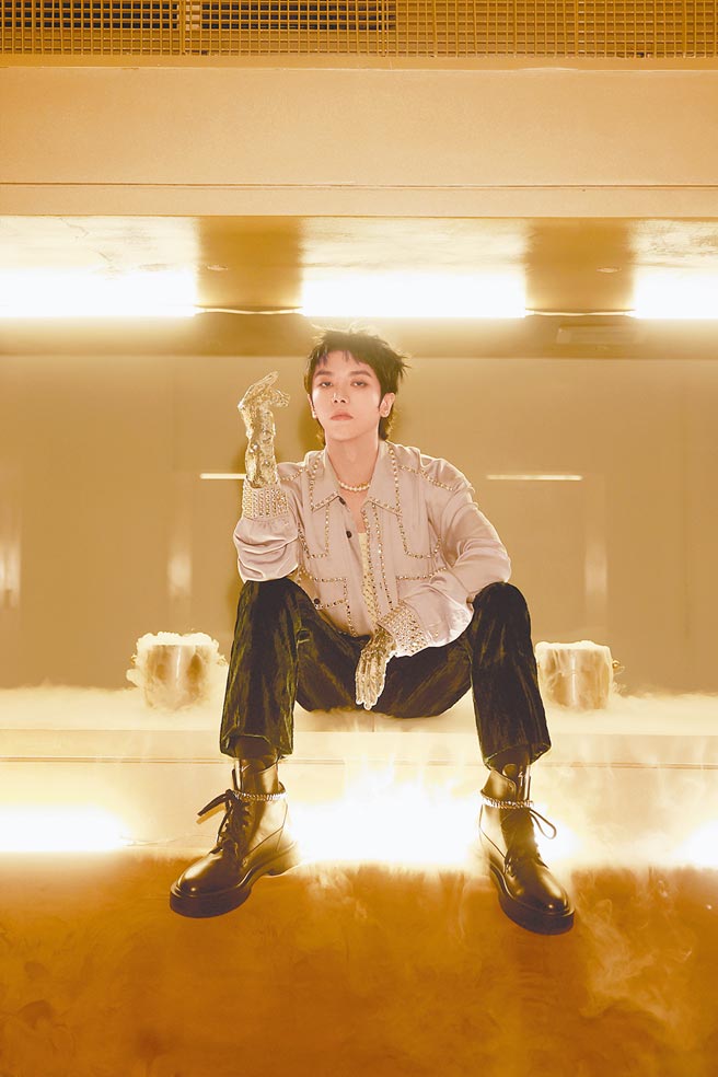 华晨宇脚踩Giuseppe Zanotti马丁靴，搭配镶钻服装，华丽感爆棚。（CFP）