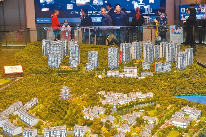 大陸民眾在建商接待中心參觀樣品屋。（中新社資料照片）