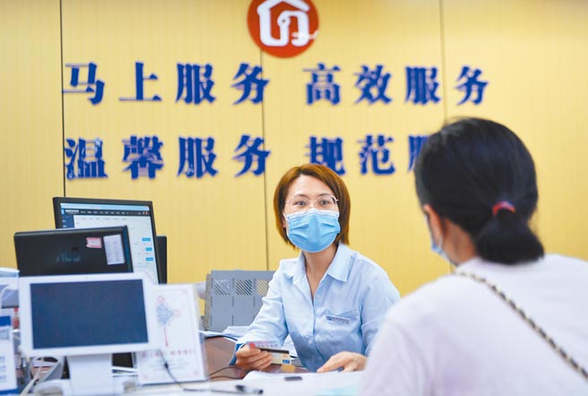 福州市民服務中心的櫃台為民眾辦理住房公積金提取手續。（新華社資料照片）