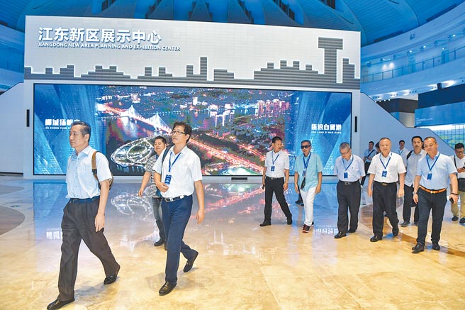 陸簽署RCEP將使台商加快赴陸投資，圖為2020年9月7日，台企聯31名台商考察參觀海南自貿港海口江東新區展示中心。（中新社）
