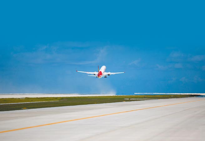 大陸飛機從南沙永暑礁的機場起飛。（新華社資料照片）