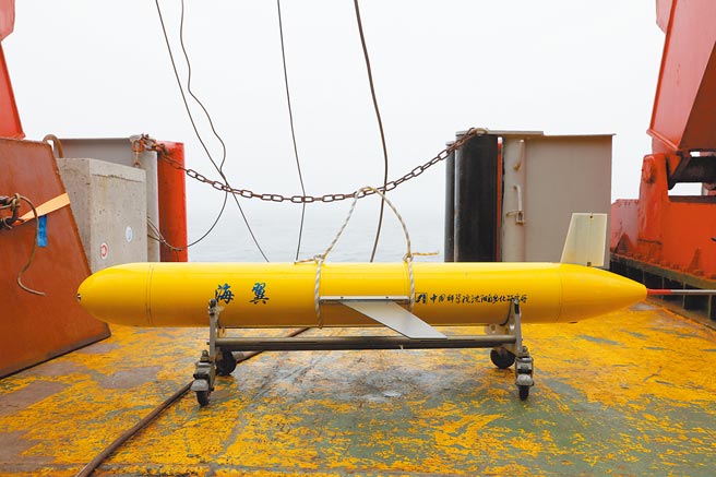 准备被投入海中的大陆「海翼」水下滑翔机。（新华社资料照片）