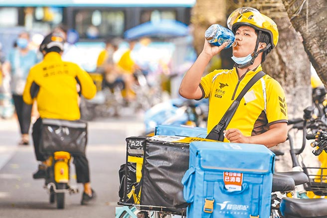 外卖小哥会遇到各种难题。（中新社资料照片）