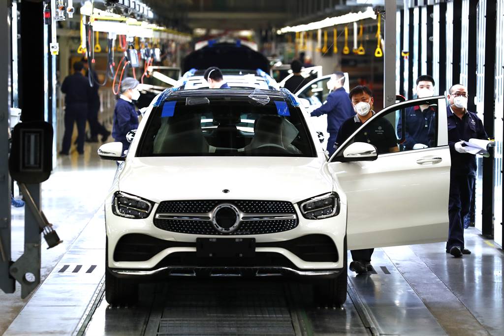 中歐協定完成談判，未來大陸將允許外資汽車廠在大陸獨資生產汽車。圖為北京奔馳汽車總裝廠。（圖／中新社）