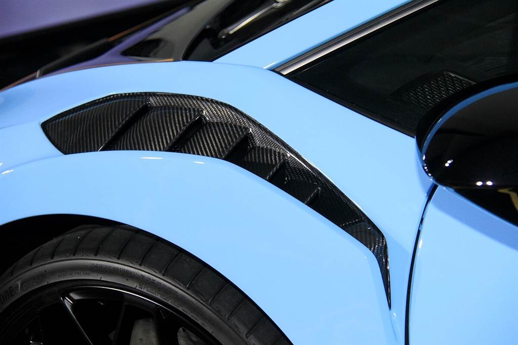 與Huracán GT3 EVO賽車採用相同的超寬輪距，除了前葉子板上方的百葉導風孔之外，更在後葉子板上方增加了NACA進氣口，可將導入引擎室的氣流效應大幅提升。
