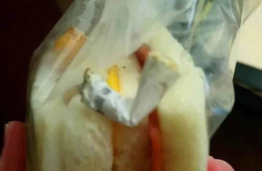 網友爆料，點外送早餐打開後大傻眼，三明治竟被加料1支煙蒂。（截自臉書社團《爆怨公社》）