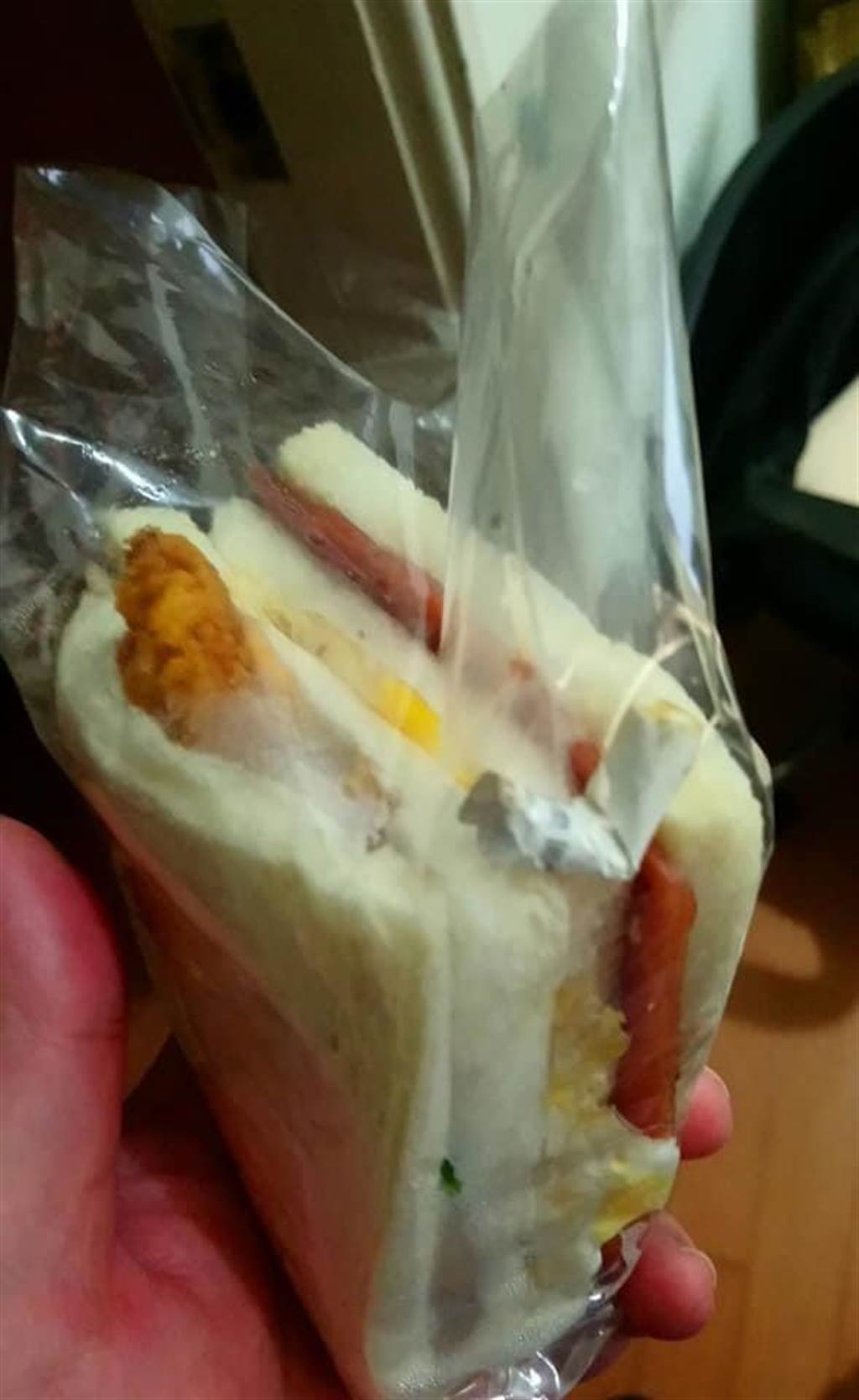 網友點外送早餐，三明治上竟有1支「凹折煙蒂」，讓他氣炸。（照片來源：臉書社團《爆怨公社》）