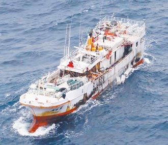 蘇澳漁船遇8米巨浪漂流北太平洋 10人失蹤友船現場搜尋