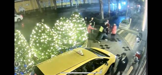 林男拿出随身携带的蝴蝶刀剌伤外送员，随即被围观的民眾架开。（翻摄画面／李俊淇新北传真）