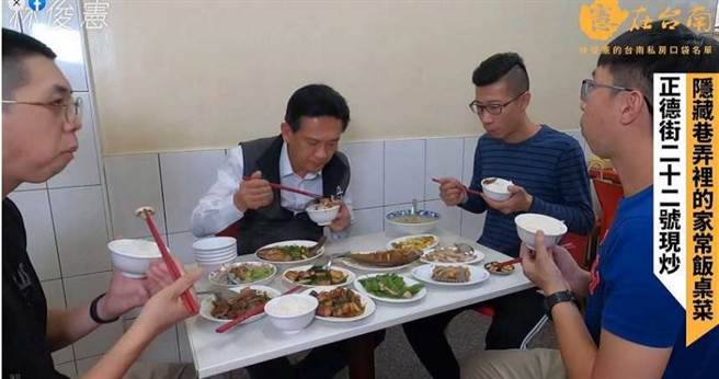 拍摄「开箱国会」抢当网红的立委林俊宪，日前拍摄台南美食，助理林君威也坐在一旁陪吃。（图／翻摄画面）