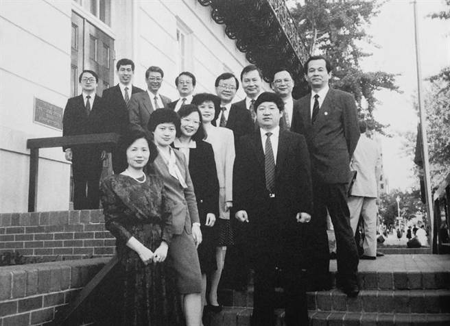 总统蔡英文在推特分享30年前老照片，表示很高兴能担任贸易谈判代表。（图／摘自蔡英文推特）