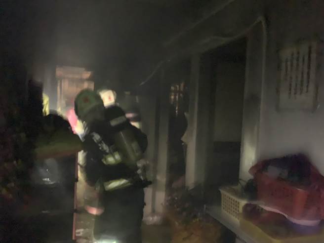 小港一处民宅发生火警，消防员搜救火场时惊见1具焦尸。（柯宗纬翻摄）