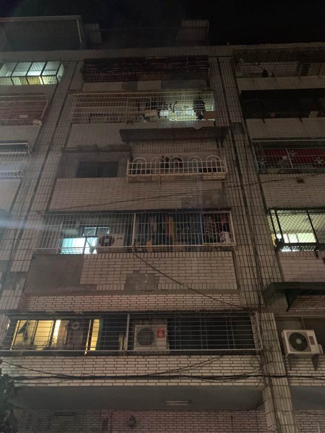 小港一处民宅发生火警，消防员搜救火场时惊见1具焦尸。（柯宗纬翻摄）