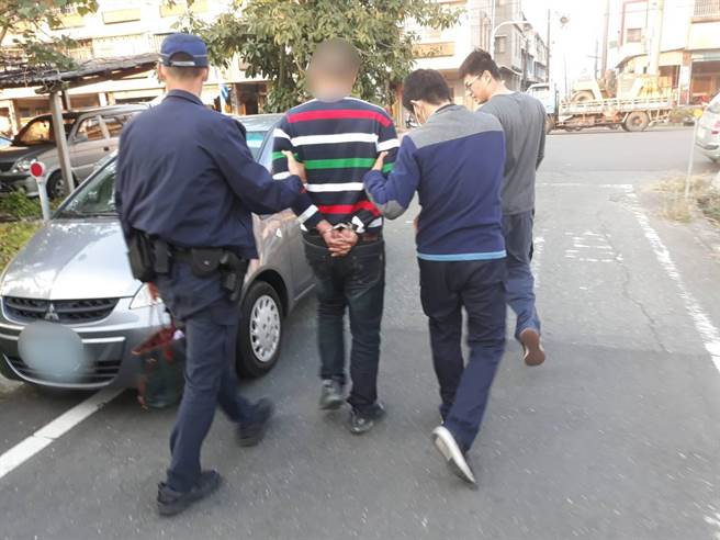 台南市麻豆警分局1日下午于六甲区拦截围捕通缉在逃的张姓犯嫌。（读者提供／刘秀芬台南传真）