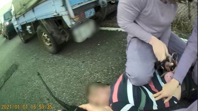 台南市麻豆警分局1日下午于六甲区拦截围捕通缉在逃的张姓犯嫌。（读者提供／刘秀芬台南传真）