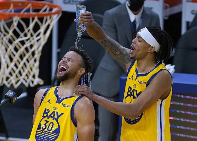 勇士隊柯瑞(左)飆出單場62分，妹夫達米安李澆水慶祝。（美聯社資料照）