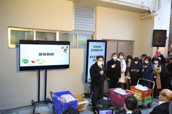 教育部長潘文忠今天到桃園市大溪國小訪視學校營養午餐推動情形。（教育部提供／林志成台北傳真）