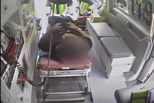 一名女子腹痛蹲馬桶竟產下男嬰，救護人員到場替男嬰急救後送醫仍不治。（翻攝畫面／邱立雅竹市傳真）