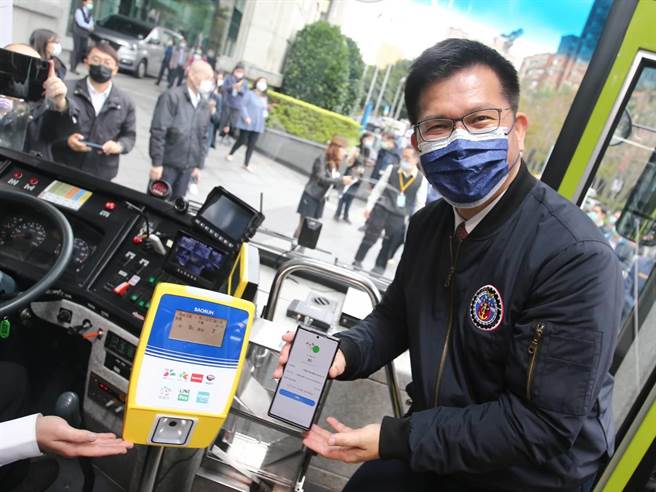 交通部长林佳龙体验手机行动支付搭车。（杜宜谙摄）