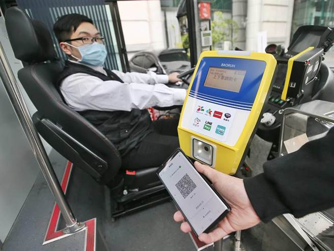 5条路线试办手机多元行动支付搭车。（杜宜谙摄）