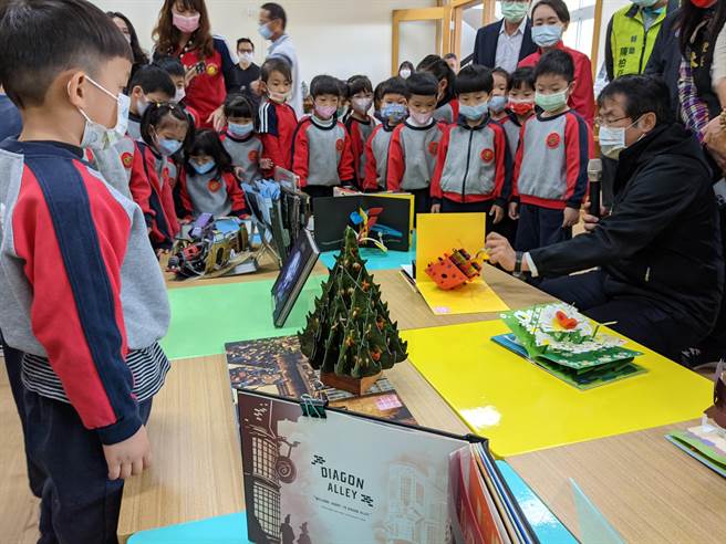 台南市長黃偉哲扮起志工哥哥說故事，小朋友聽得津津有味。（莊耀聰攝）