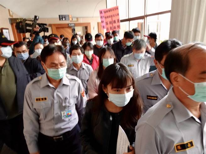 記者會後黃捷步出會議室，罷捷團體高聲呼喊，雙方正面衝突，議會駐衛警趕緊圍圈保護黃捷離開。（林宏聰攝）