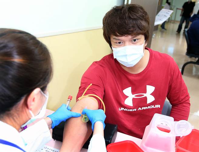 护理人员为周思齐扎针抽血。（范扬光摄）