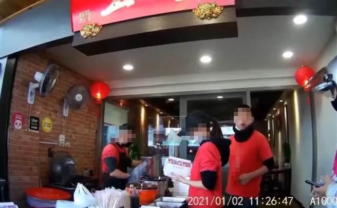 女外送员将当日影片PO上网，店家也遭受网友跶伐。（翻摄自爆怨公社）
