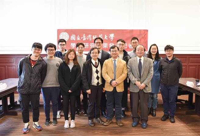 台師大化學系林震煌教授(前排左二)與研發團隊合影。(台師大提供)