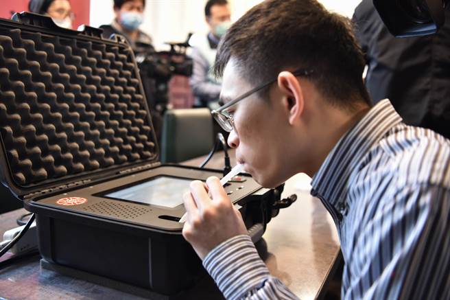 台師大研發團隊示範「糖尿病患者吹氣即可能評估血糖高低的居家型儀器」(台師大提供)