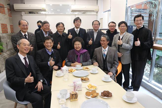 监察院改造玻璃屋今天正式开幕，院长陈菊上午率近20位监委一同参加开幕。（监察院提供）