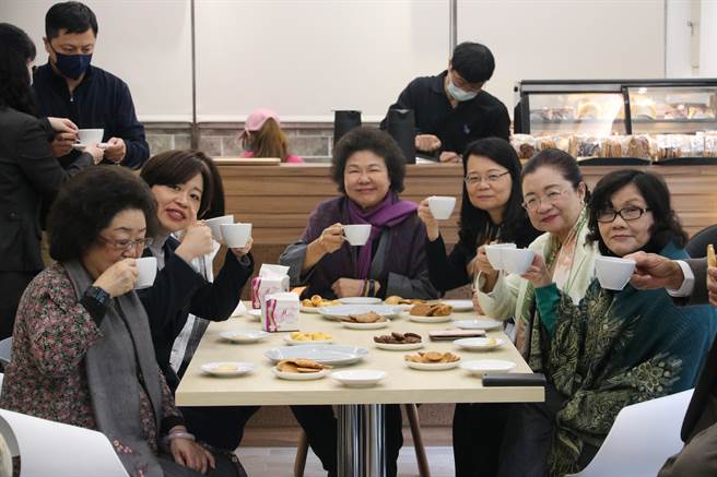 监察院改造玻璃屋今天正式开幕，院长陈菊上午率近20位监委一同参加开幕。（监察院提供）