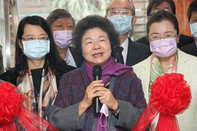 监察院长陈菊上午率监委参加玻璃屋开幕仪式。（监察院提供）