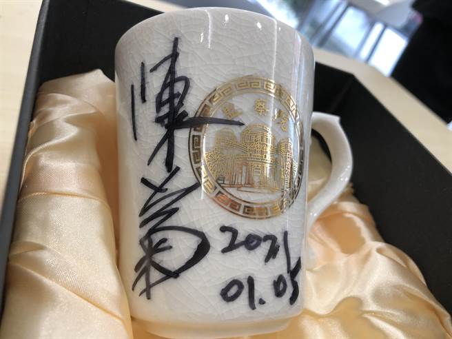 院长陈菊担任首位光临嘉宾，并于咖啡杯上提名留念。（监察院提供）