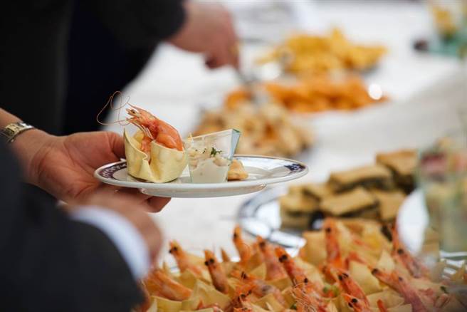 去buffet吃到饱餐厅，到底要怎么吃才能回本？有餐厅老板透露，4种常见料理成本最低，怎么拿都不会让餐厅亏钱。(示意图/达志影像)