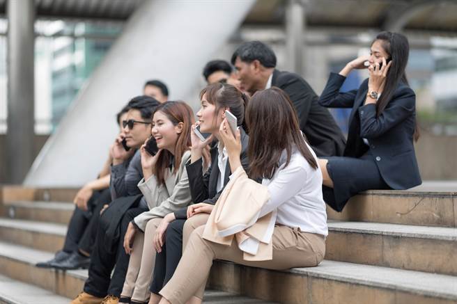 主計處統計：全台過半受僱勞工年薪未達50萬元(圖/小花平台保險提供)