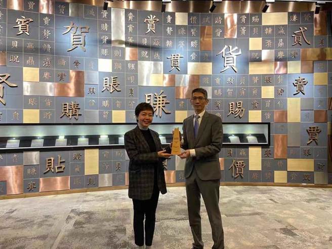 （群益期貨(香港)總經理高政雍(右)接受頒獎。圖／群益期貨）
