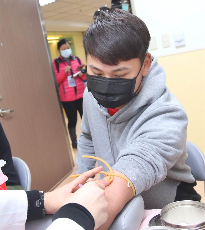 护理人员为林桦庆扎针抽血。（范扬光摄）