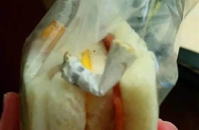 网友爆料，点外送早餐打开后大傻眼，三明治竟被加料1支烟蒂。（截自脸书社团《爆怨公社》）