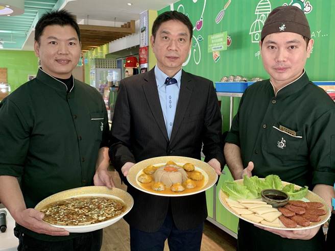 台南在地素食業者推出素食年菜組合，預估訂單有望增加2成。（李宜杰攝）