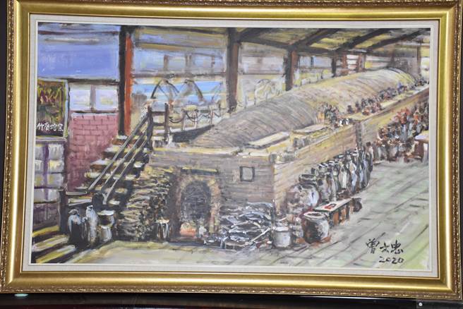 86岁的高雄美浓客家油画家曾文忠捐出个人画作24幅赞助林瑞华购回竹南蛇窑产权。（谢明俊摄）