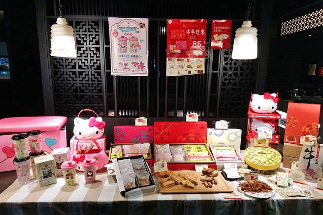 經營85度C的美食-KY 2021年推出價格帶落於150～499元的9款禮盒，目標業績持平2020年。不過，集團同步祭出Hello Kitty及My Melody滿額加價購衝刺成長動能，目標加價購業績自900萬元成長至1240萬元。（記者林資傑攝）