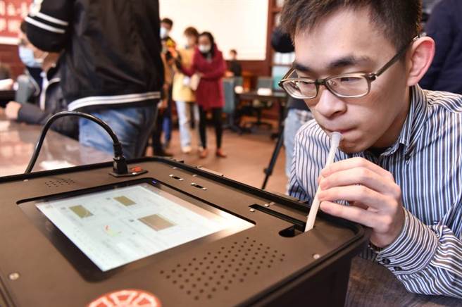 取代扎針滴血！台師大研發新型血糖偵測儀，糖友只要吹口氣就能測血糖。(圖/臺灣師範大學提供)