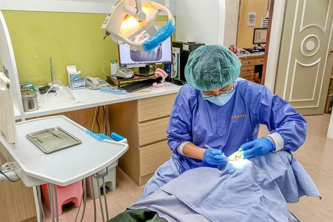 荣总新竹分院牙科医师王薏雯说，口腔也会长霉菌，应注意活动假牙的清洁。（罗浚滨摄）