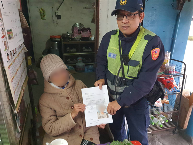 發現男棄嬰，救了棄嬰一命的楊老先生，已經病逝。員警將來自美國當年棄嬰寫的感謝信轉交給老先生遺孀，完成這次尋人任務。（鳳林警分局提供／王志偉花蓮傳真）