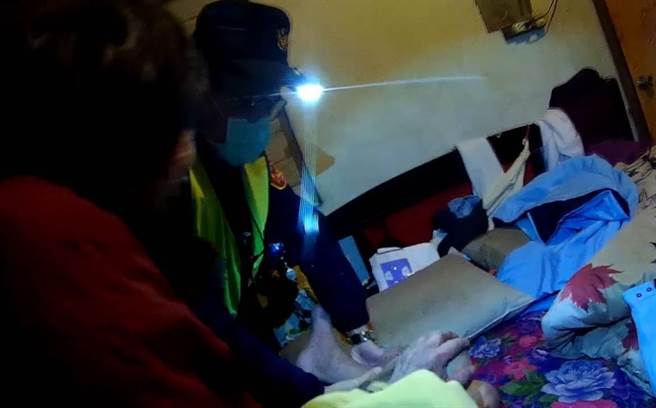 造桥陈姓老翁摔落床下，造桥分驻所员警赶往救援。（竹南警分局提供／谢明俊苗栗传真）