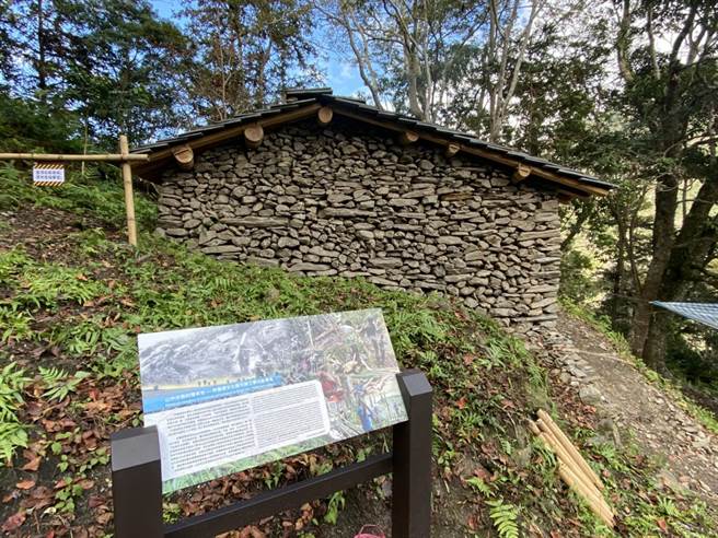 花蓮縣文化局偕同在地布農族人重建佳心舊部落Istasipal石板家屋及周邊附屬石板屋、竹工寮、耕地遺構與手作步道等。（羅亦晽攝）