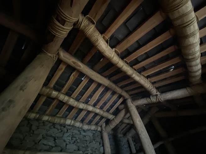 為重現布農族山林場域，附屬家屋架構材採用現地「櫸木」，木構架搭接處則使用藤料纏綁（羅亦晽攝）